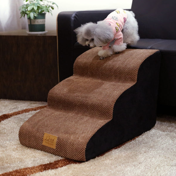 Escalera para perros pequeños y gatos junto a la cama